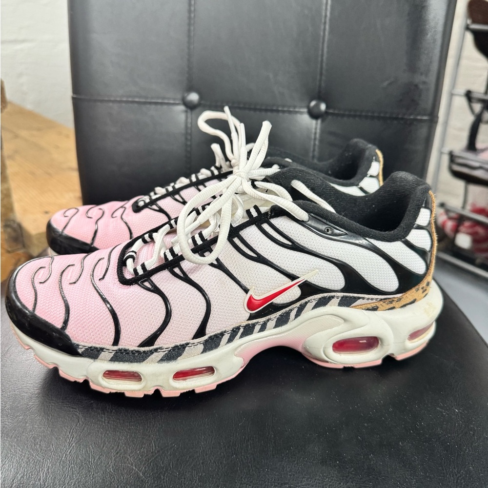 Nike Women's Pink and Black Sneakers